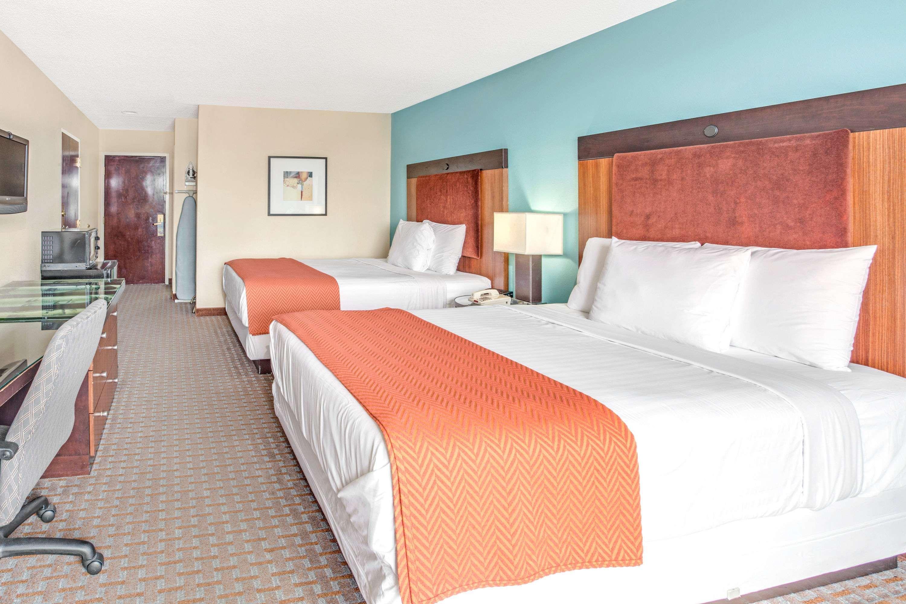 Clarion Pointe Atlanta Airport Hotel 2*
