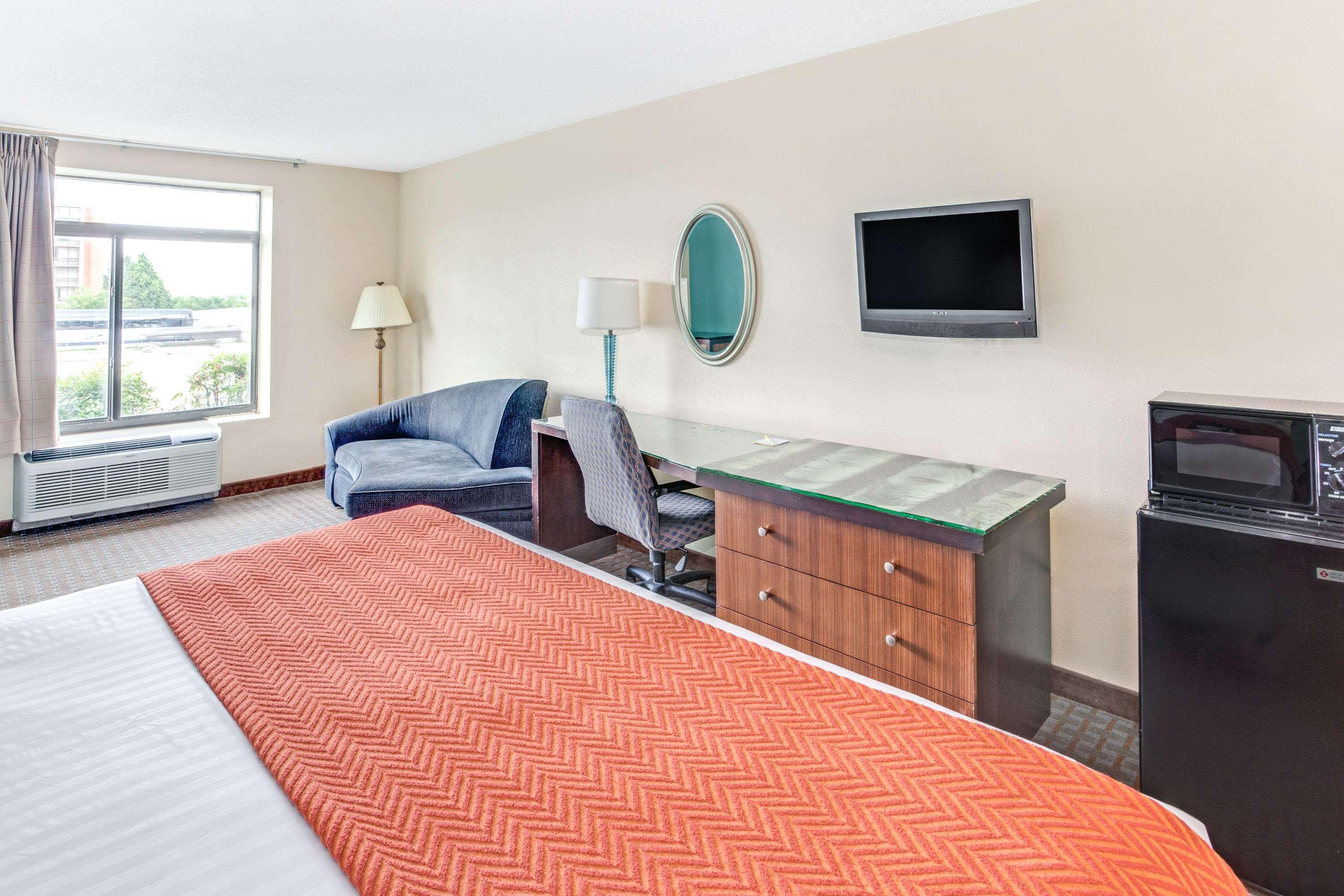 Clarion Pointe Atlanta Airport Hotel College Park