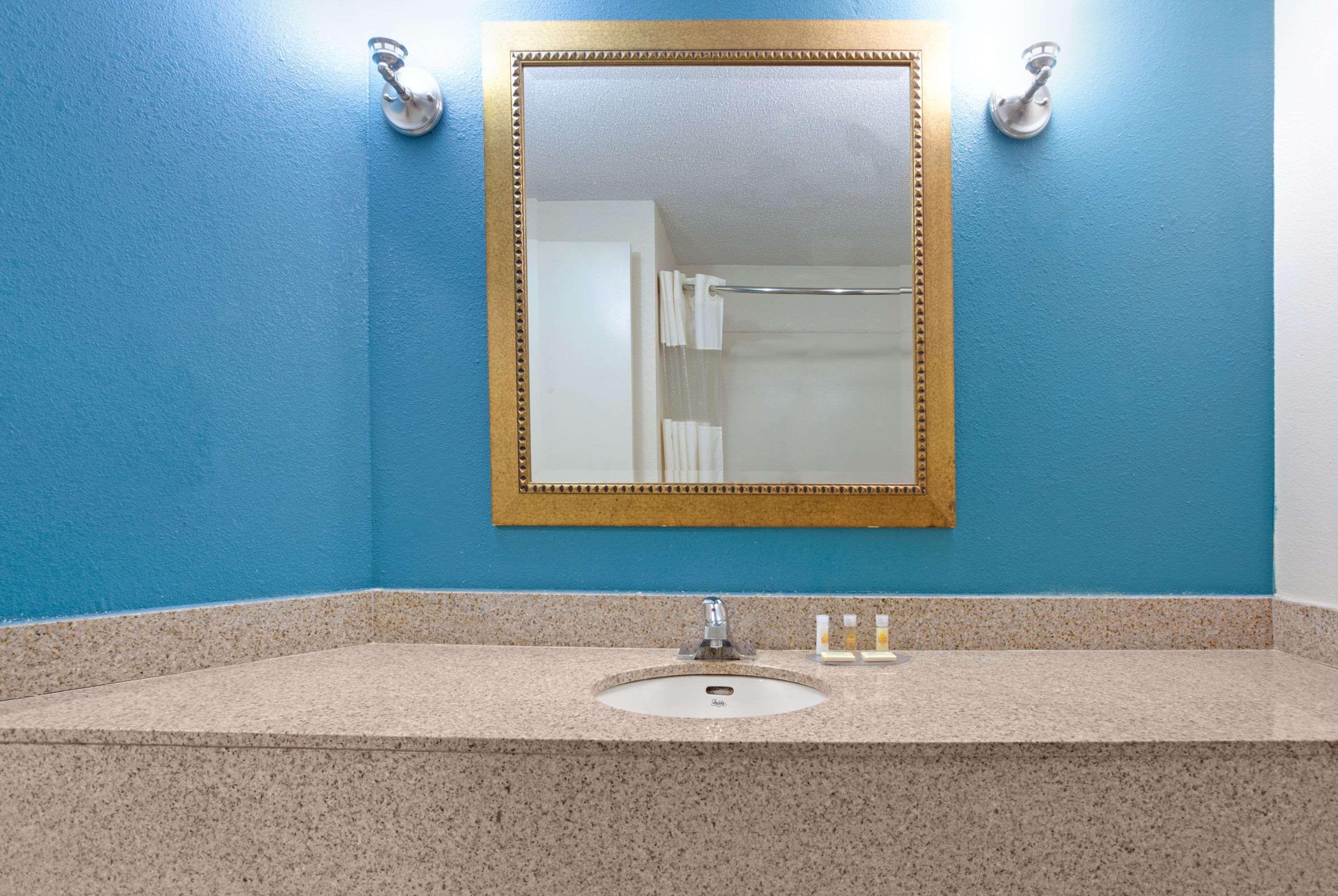 Hotel Clarion Pointe Atlanta Airport 2*