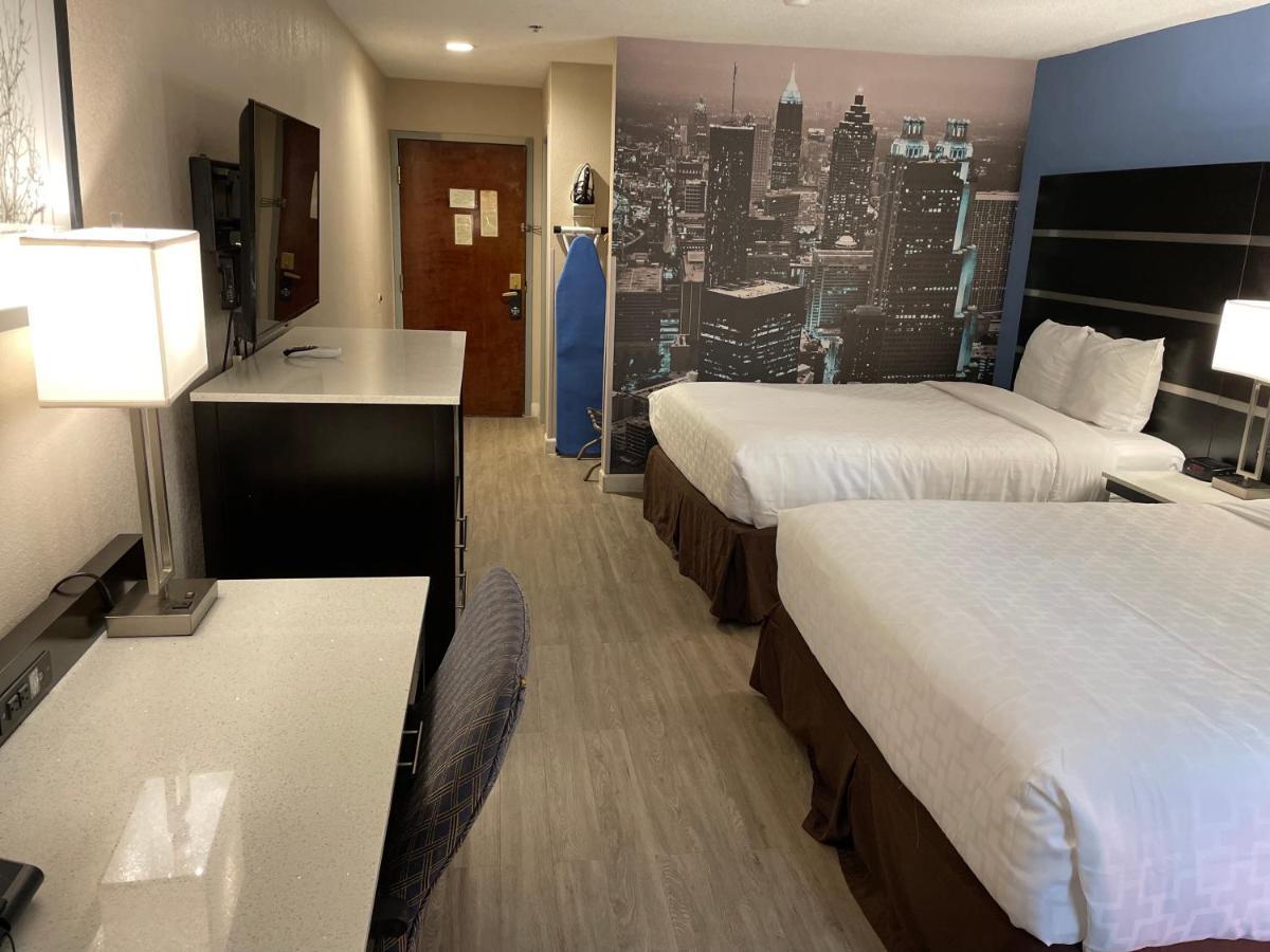 Hotel Clarion Pointe Atlanta Airport 2*