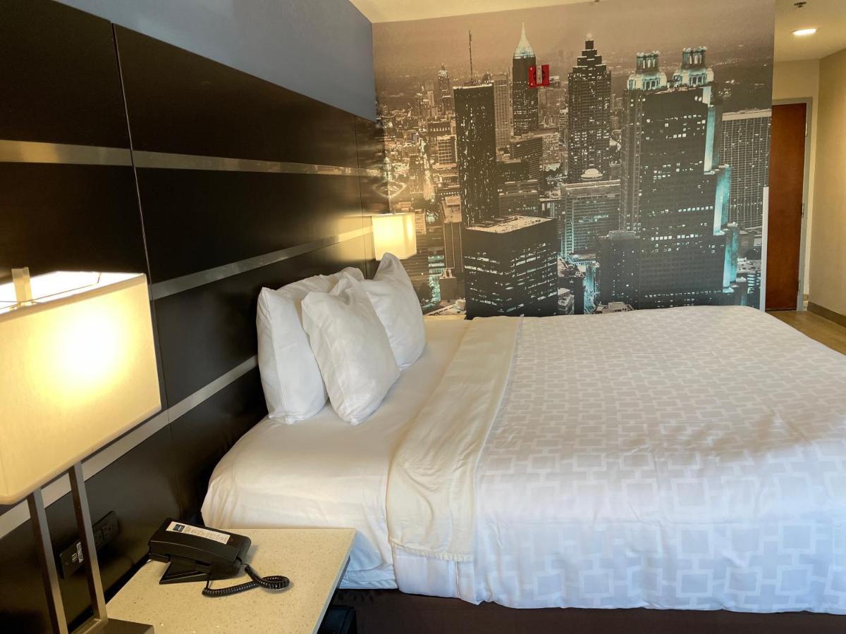 Clarion Pointe Atlanta Airport 2*