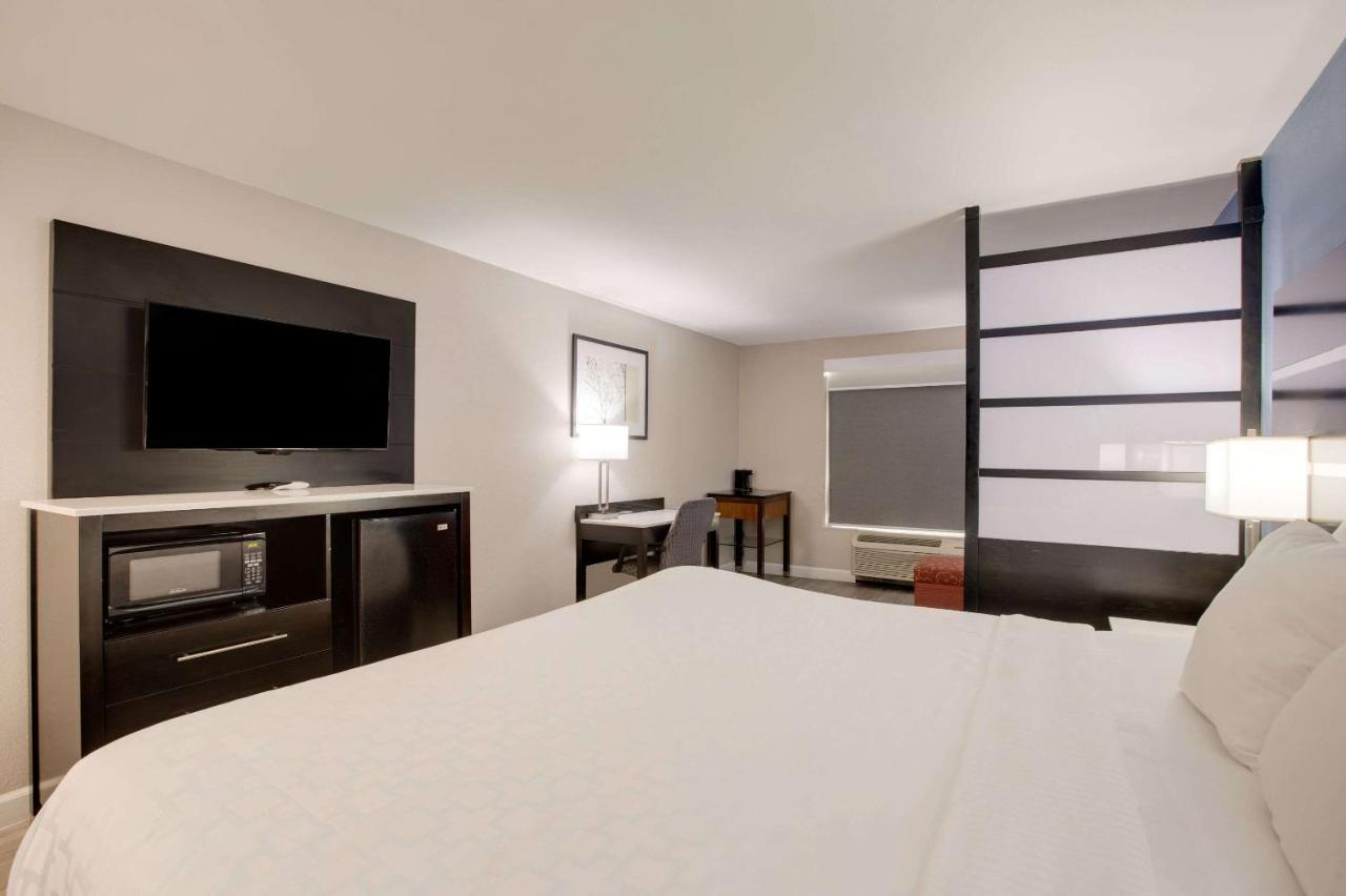 Hotel Clarion Pointe Atlanta Airport 2*