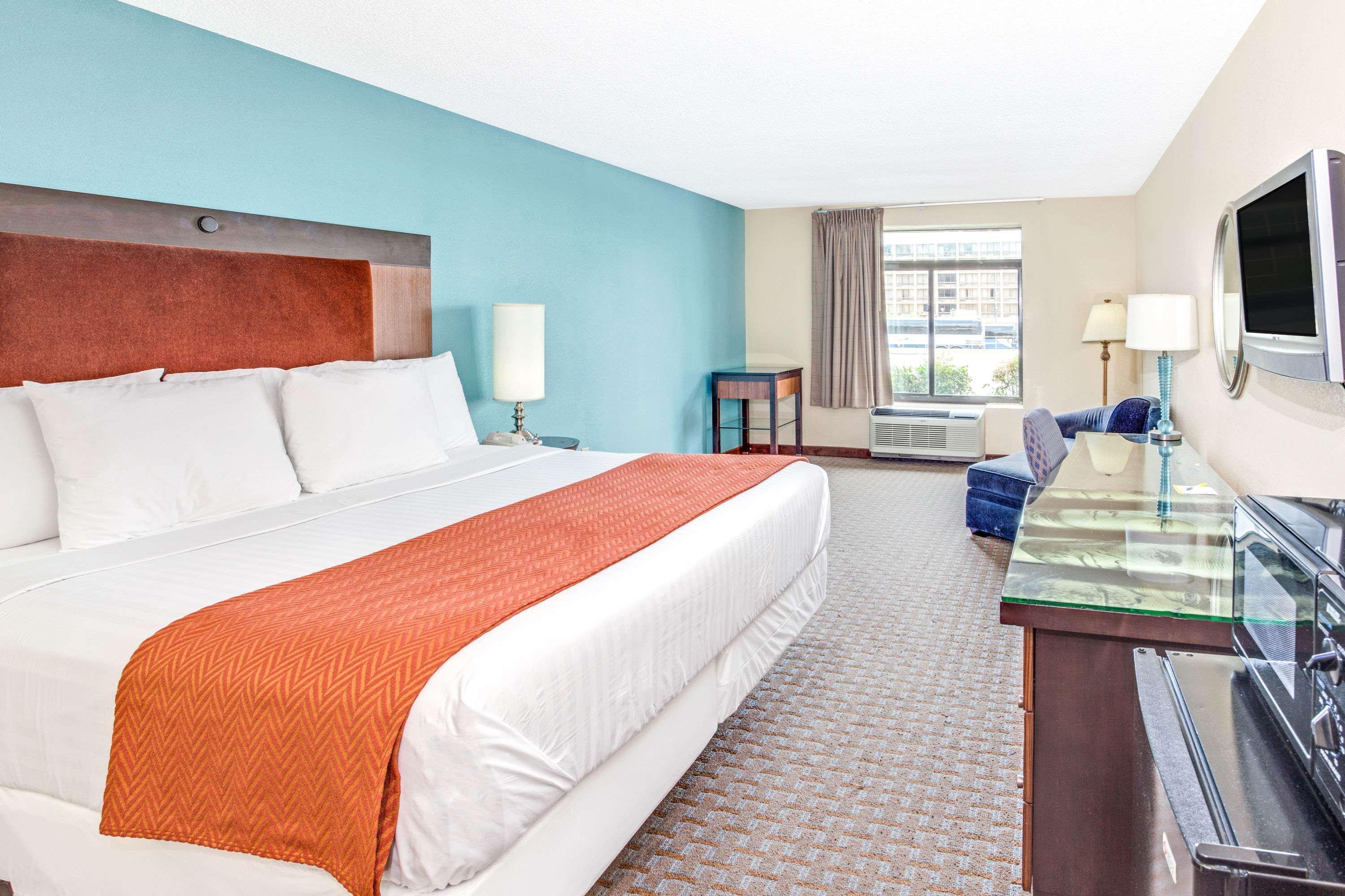 Clarion Pointe Atlanta Airport Hotel 2*