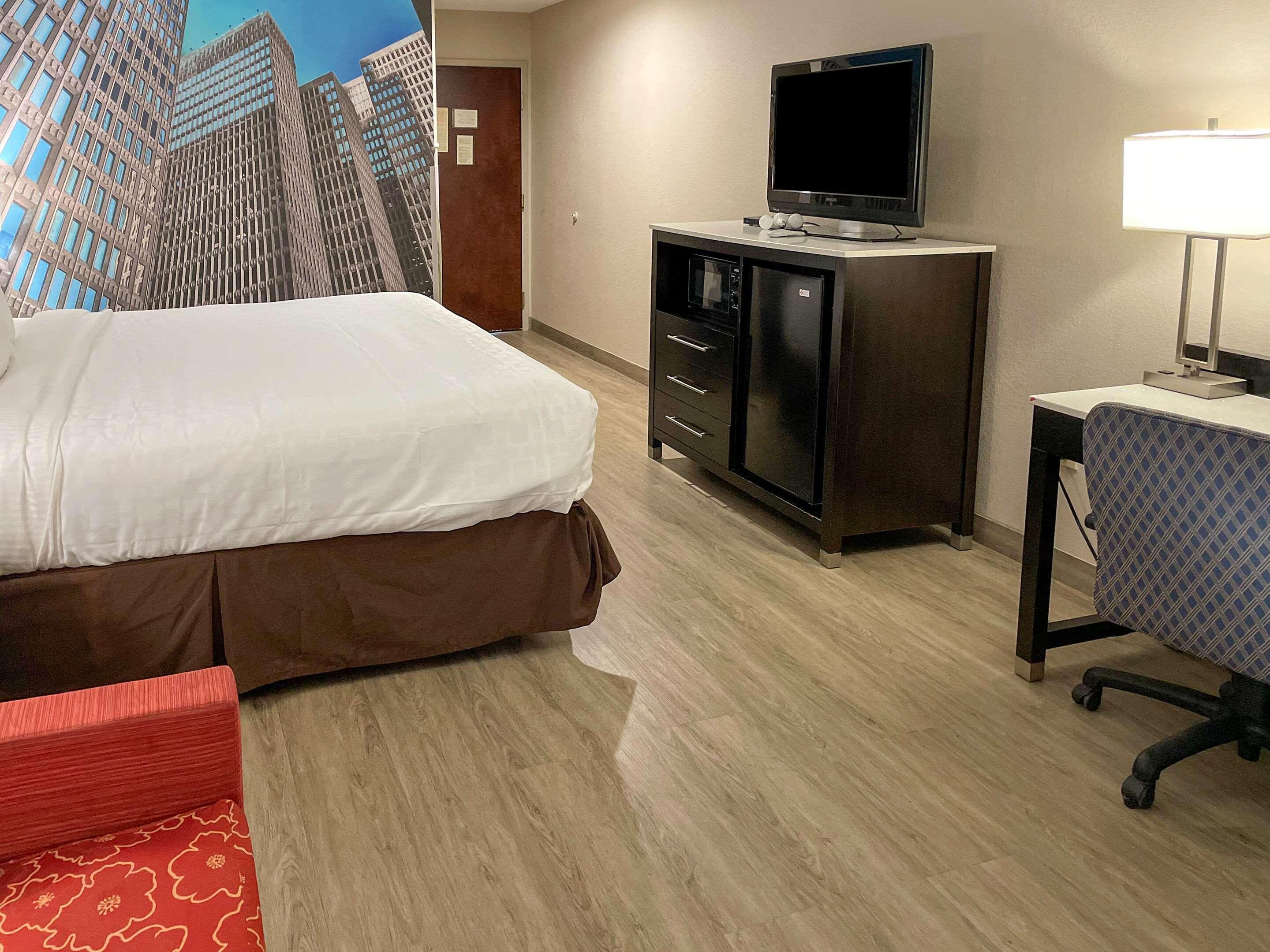 Clarion Pointe Atlanta Airport 2*